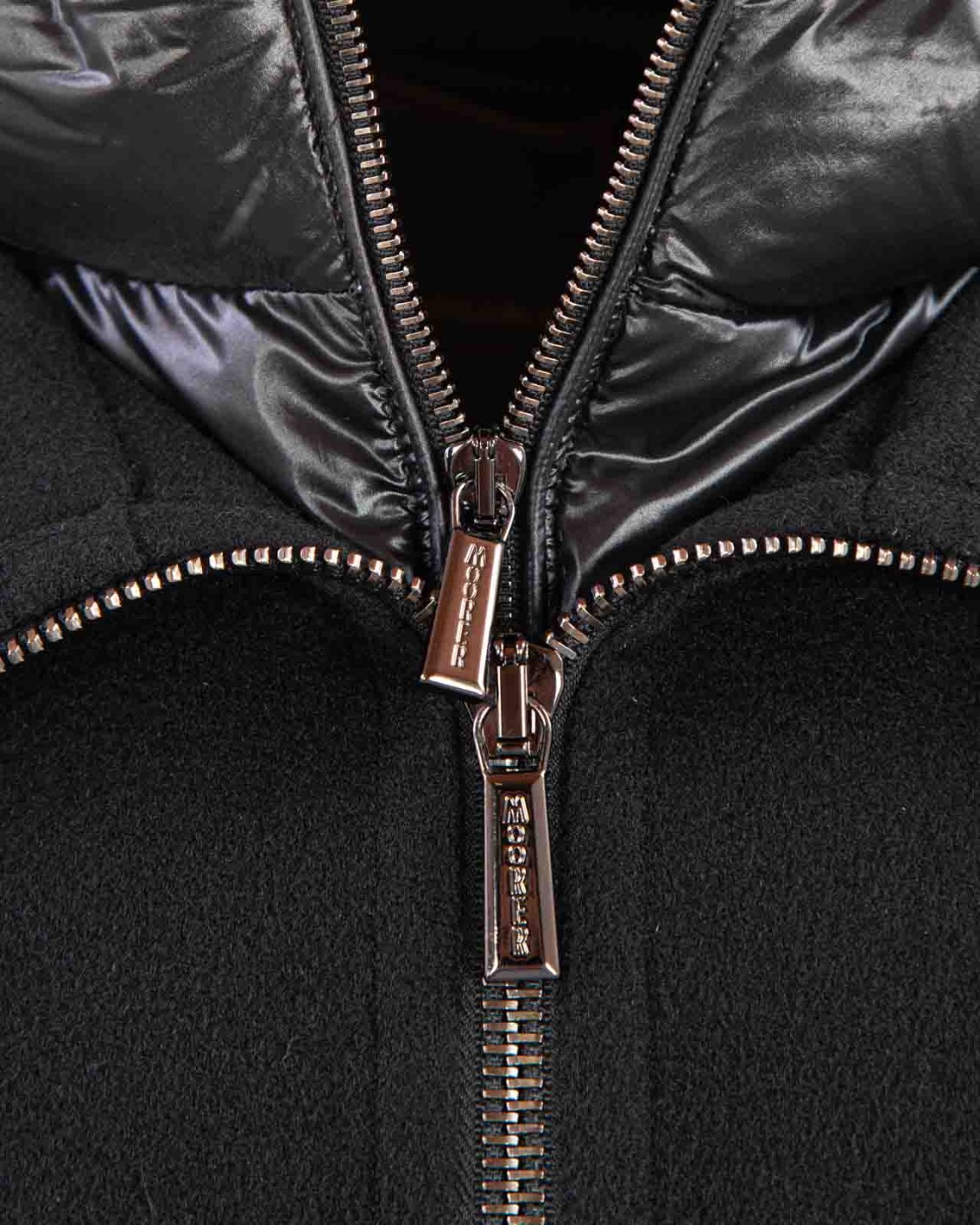 shop MOORER  Giaccone: MooRER cappa "Fabula", in panno di cachemire double, con piumino staccabile che permette di soddisfare un triplice utilizzo.
Chiusura con zip a doppio cursore.
Tasche a toppa.
Al suo interno il pratico piumino in finissima piuma d’oca trapuntato a boudin realizzato in tessuto tecnico down proof.
Cappuccio con bordo staccable in vera pelliccia.
Tasche invisibili.
Polsini in maglia.
Composizione: 99% cachemire,1% seta.
Lavare delicatamente a secco con tetracloroetilene.
Made in Italy.. FABULA 100755-U0001 number 8598581